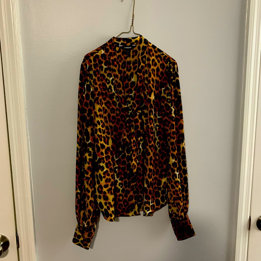 A  chic stylish leopard print  dress shirt for any occasion size XS,